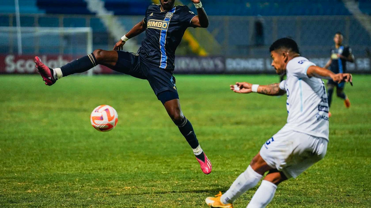 Cuprins de magia Champions League: un câine a intrat pe gazon și s-a dus direct spre minge. Ce a urmat