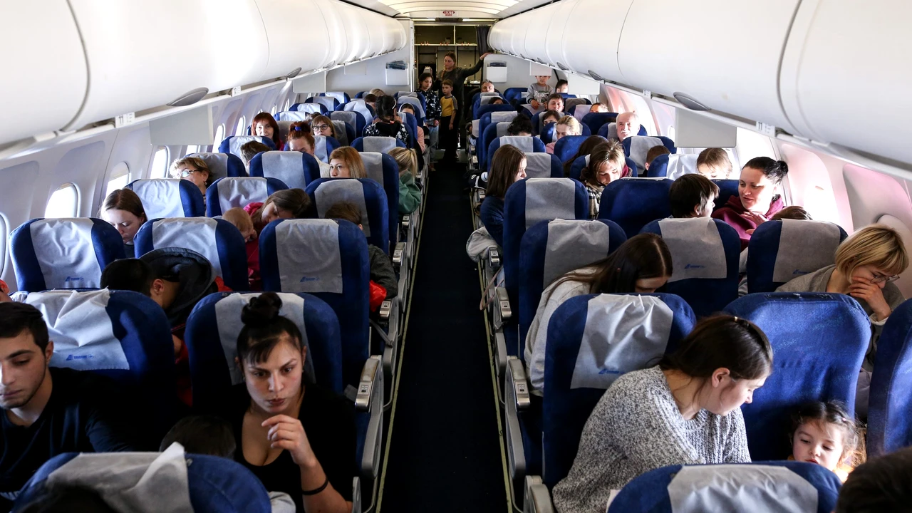 Cele 7 secrete pe care doar stewardesele le cunosc despre zborurile cu avionul. De ce nu trebuie să renunți niciodată la încălțări în timpul zborului