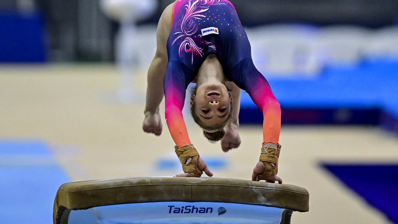 O gimnastă din România scrie istorie la Cupa Mondială. A luat aur la doar 15 ani