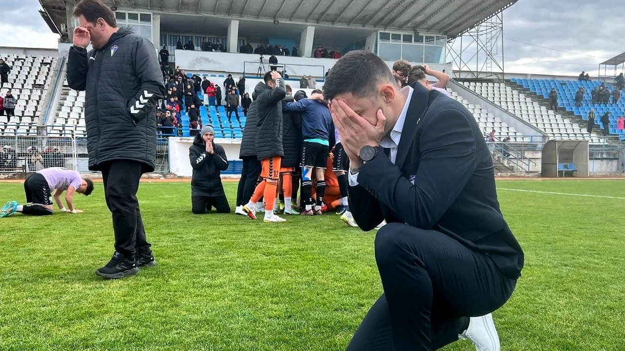 El e antrenorul de 33 de ani care sperie Steaua și Dinamo în lupta teribilă din B. Inspirație daneză, tribune pline și un vis nebun: Dejul în Superligă. EXCLUSIV