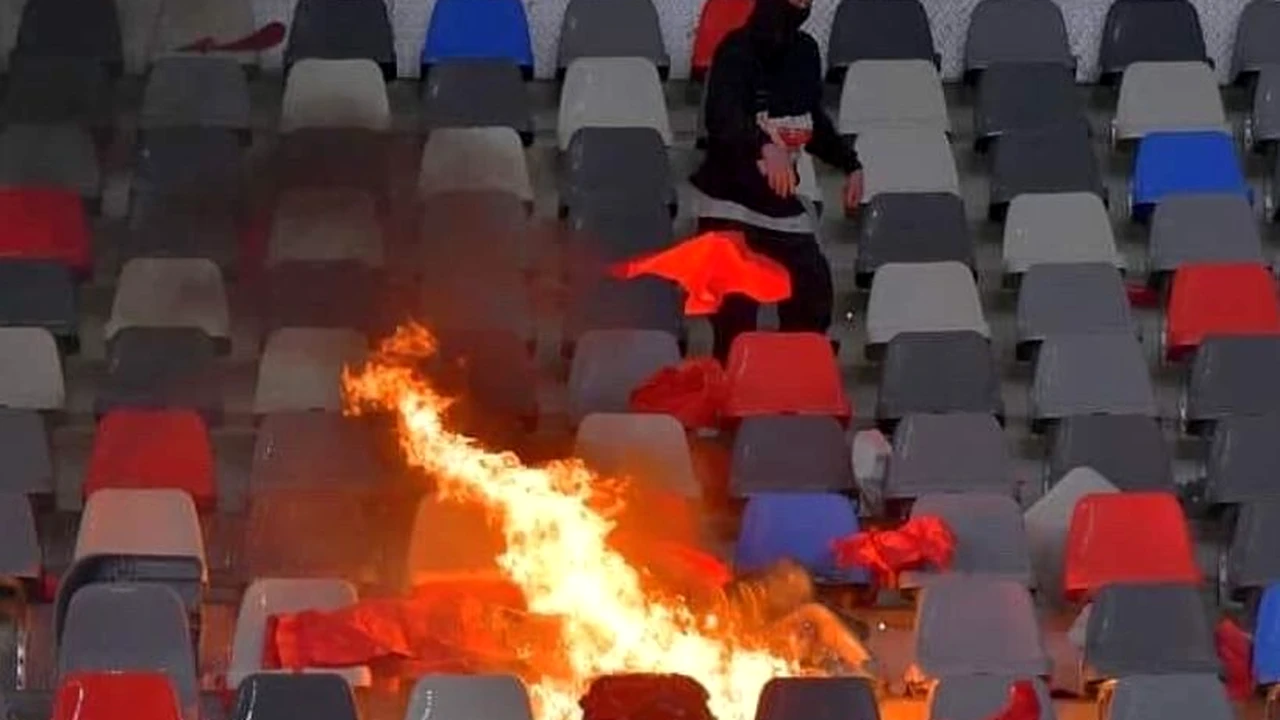 Dinamoviștii au dat foc din nou peluzei din Ghencea. Jandarmeria a aplicat mai multe amenzi