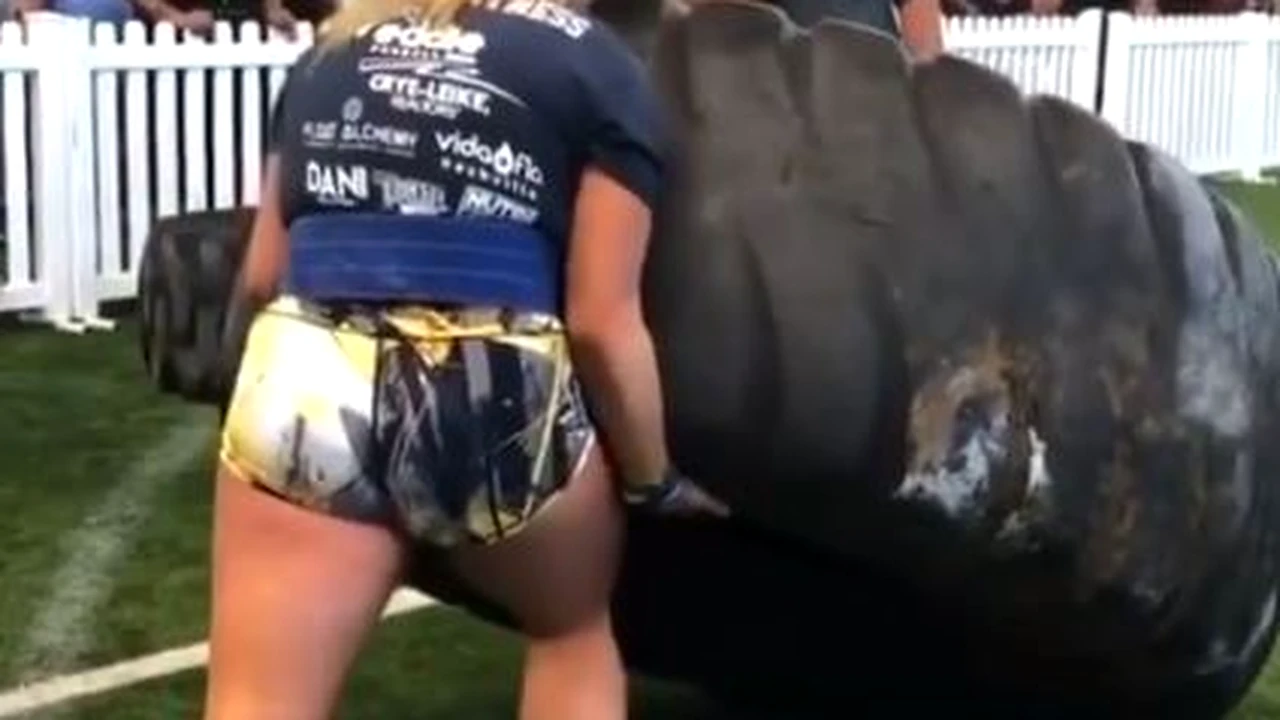 Femeia care a ridicat un cauciuc de aproape 250 de kilograme și a uimit peste 10 milioane de oameni