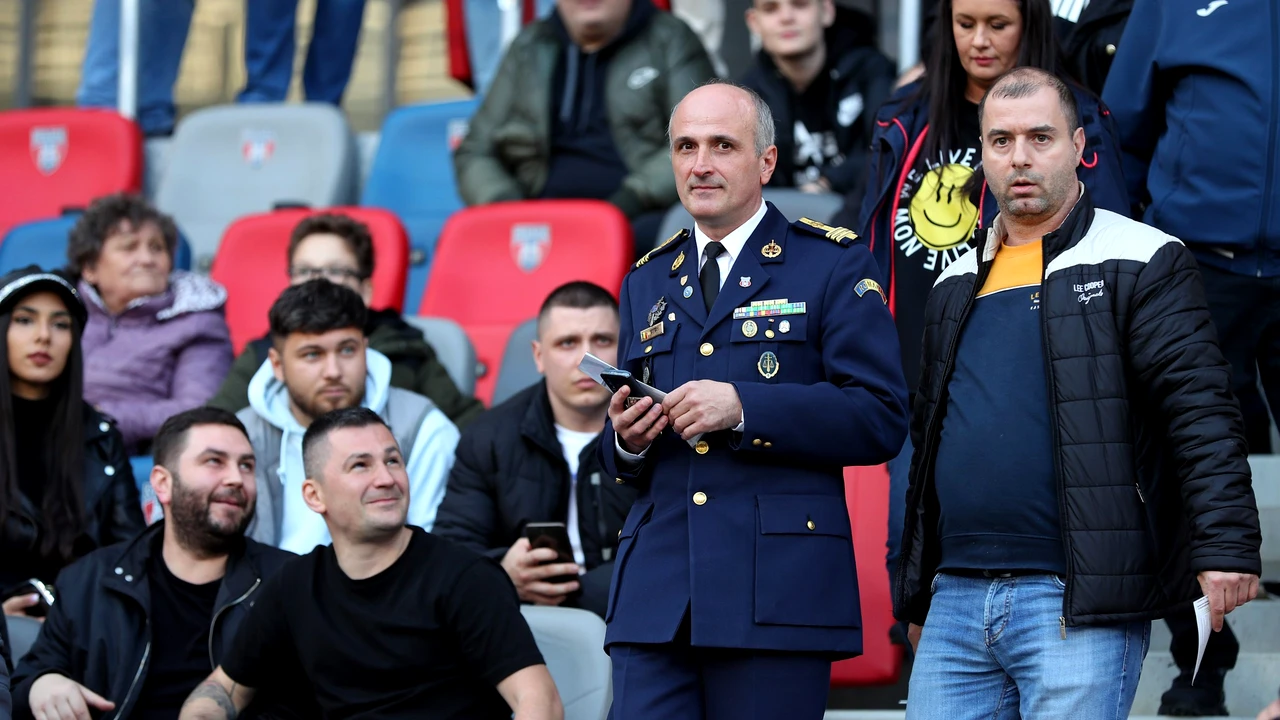 „Lăcătuș și Ilie Dumitrescu n-au făcut atâtea poze câte a făcut el”. Florin Talpan e noul idol al steliștilor. Cum a apărut la derby-ul Steaua-Dinamo