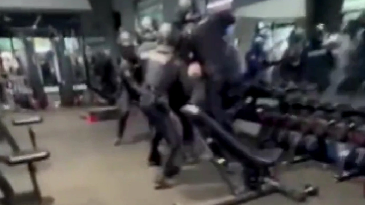 Un bărbat s-a dus la sala de forță, dar a fost ridicat de mascați. Cum au reacționat cei din jur