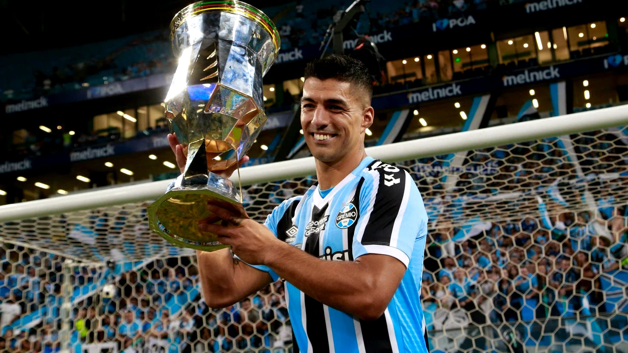 Primul trofeu pentru Suarez la Gremio. A dat gol și a sărbătorit cu toată familia, pe gazon