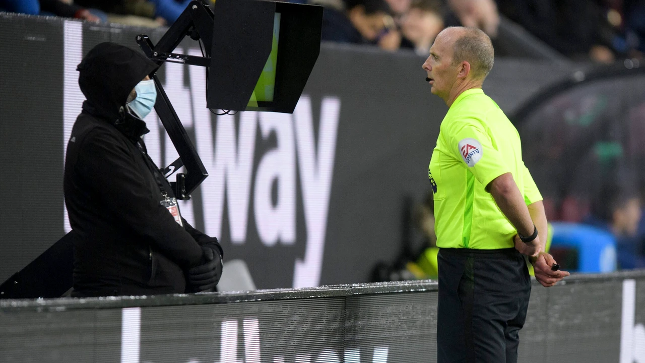 Un arbitru uriaș e la un pas să fie dat afară după ce a făcut haos în camera VAR. Suspendarea a fost aflată de presă