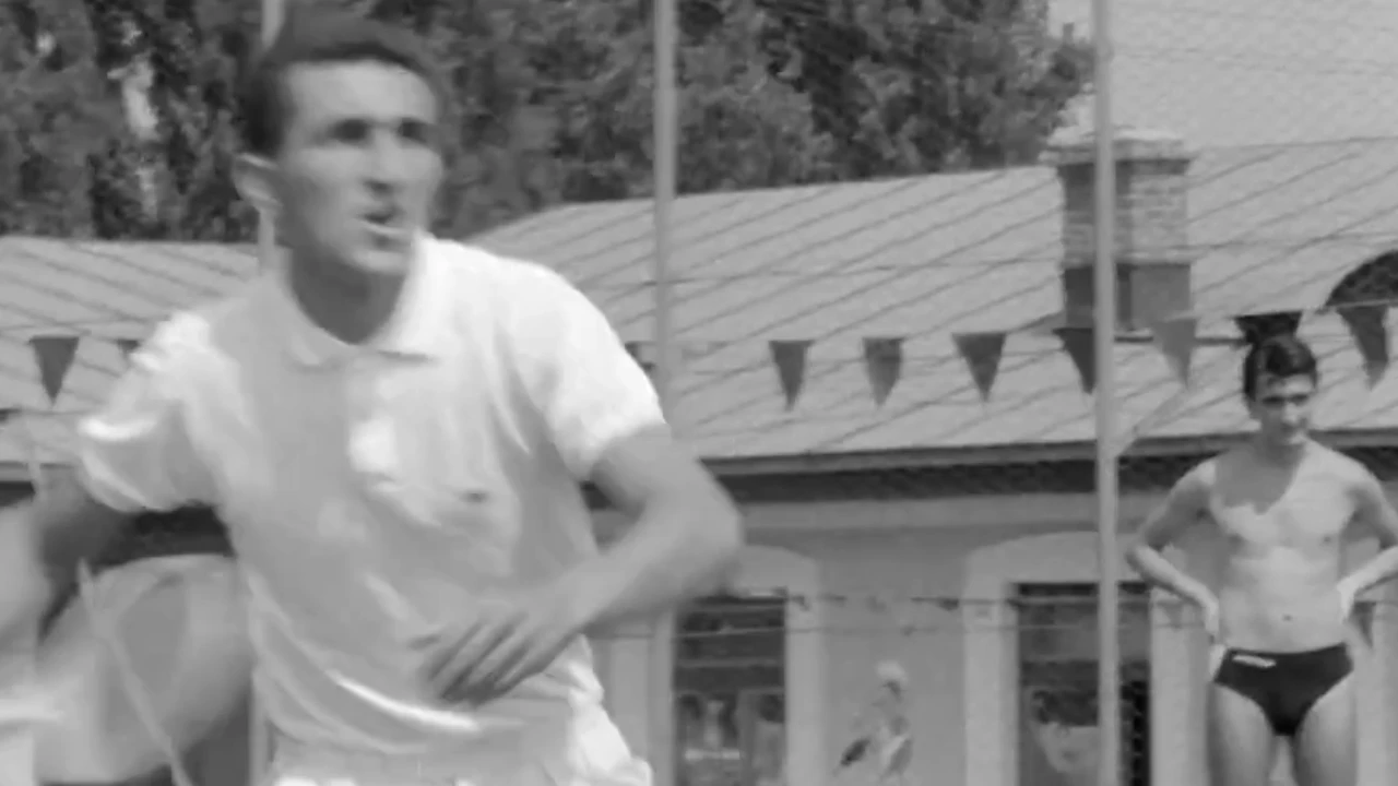 E românul miliardar cunoscut de toată planeta, dar unul dintr-o mie de oameni îl recunoaște în pozele astea. Tu îți dai seama cine e? Sunt imaginile pe care le credea pierdute