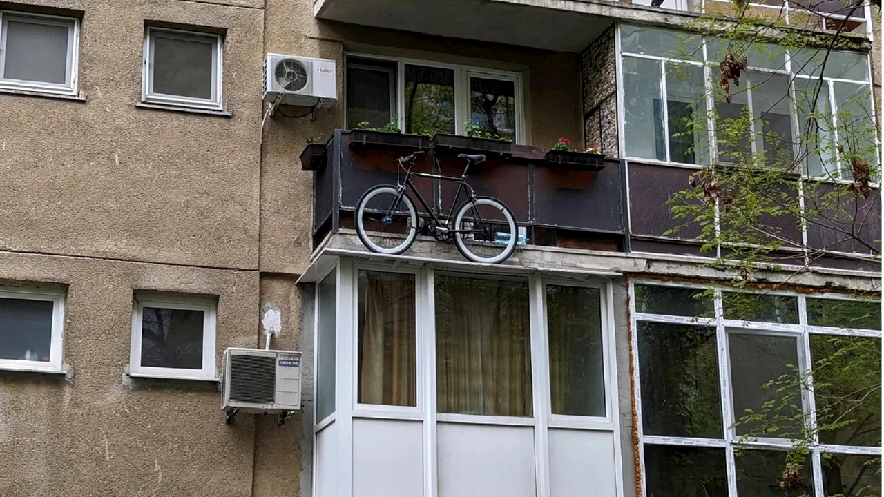 Mai inventiv de atât nu se putea. Cum și-a „parcat” un bucureștean bicicleta pe balcon: În exterior! Poza e virală pe net