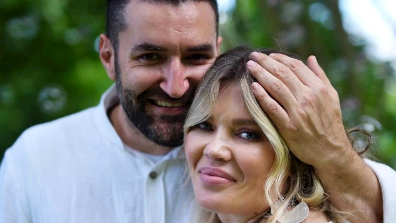 Scurt și la obiect: Smiley, primul mesaj după ce s-a căsătorit cu Gina Pistol. În urmă cu fix un an, filma un videoclip pe stadionul Dinamo