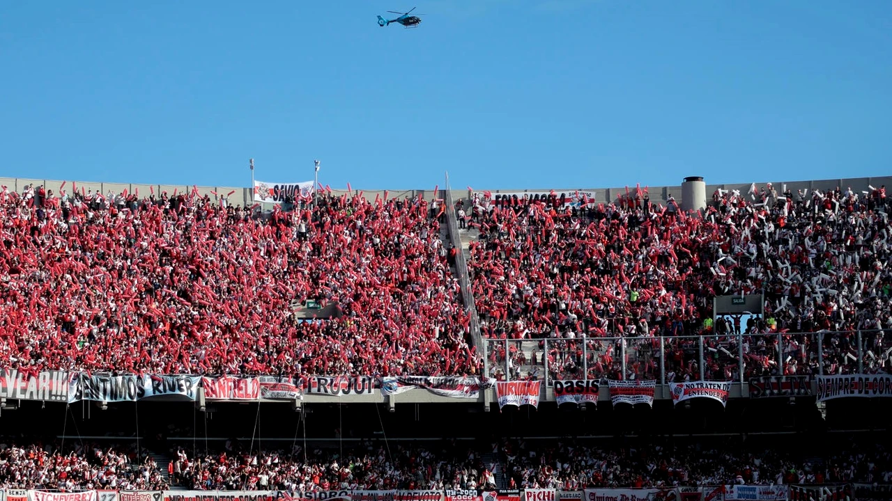Tragedie fără margini în tribunele unui meci de fotbal: Un spectator a murit pe loc. Ce s-a întâmplat: „A sosit imediat poliția”