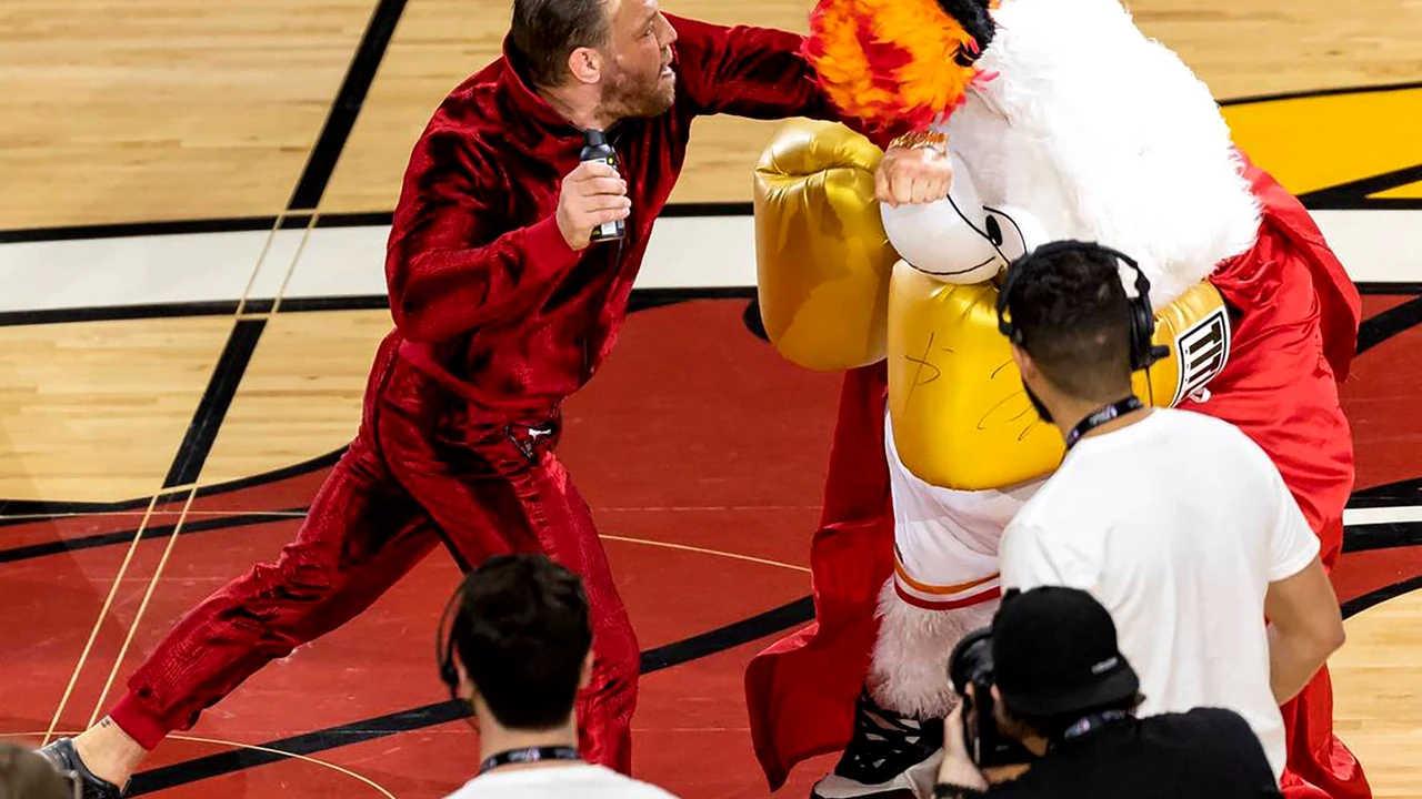 Conor McGregor, scene șocante! A făcut-o KO pe mascota celor de la Miami Heat. Victima a ajuns la spital. Video