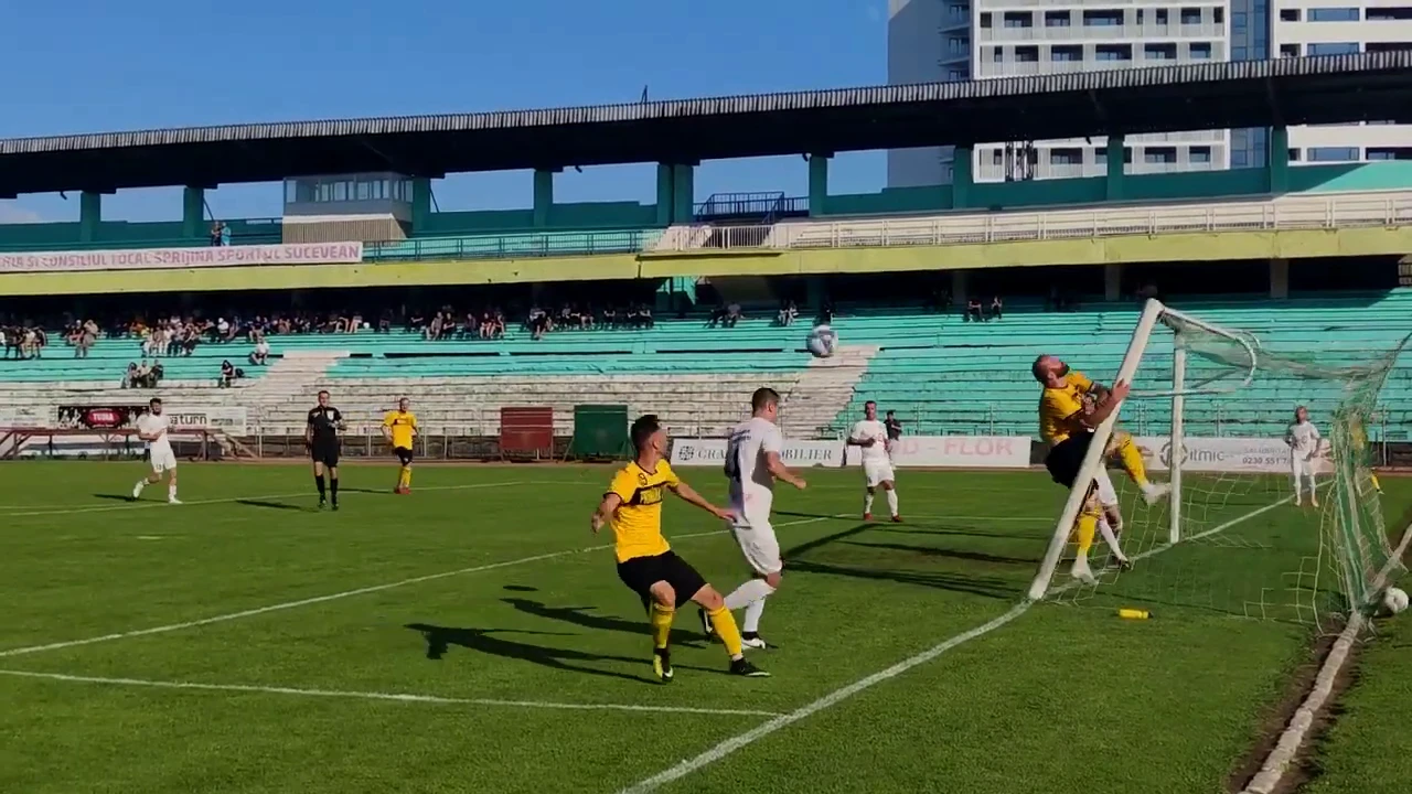 Opriți-vă din tot ce faceți, ăsta e clipul anului și vine din România! Atacantul a RUPT POARTA la propriu. Faza de milioane care va face înconjurul Planetei. Video