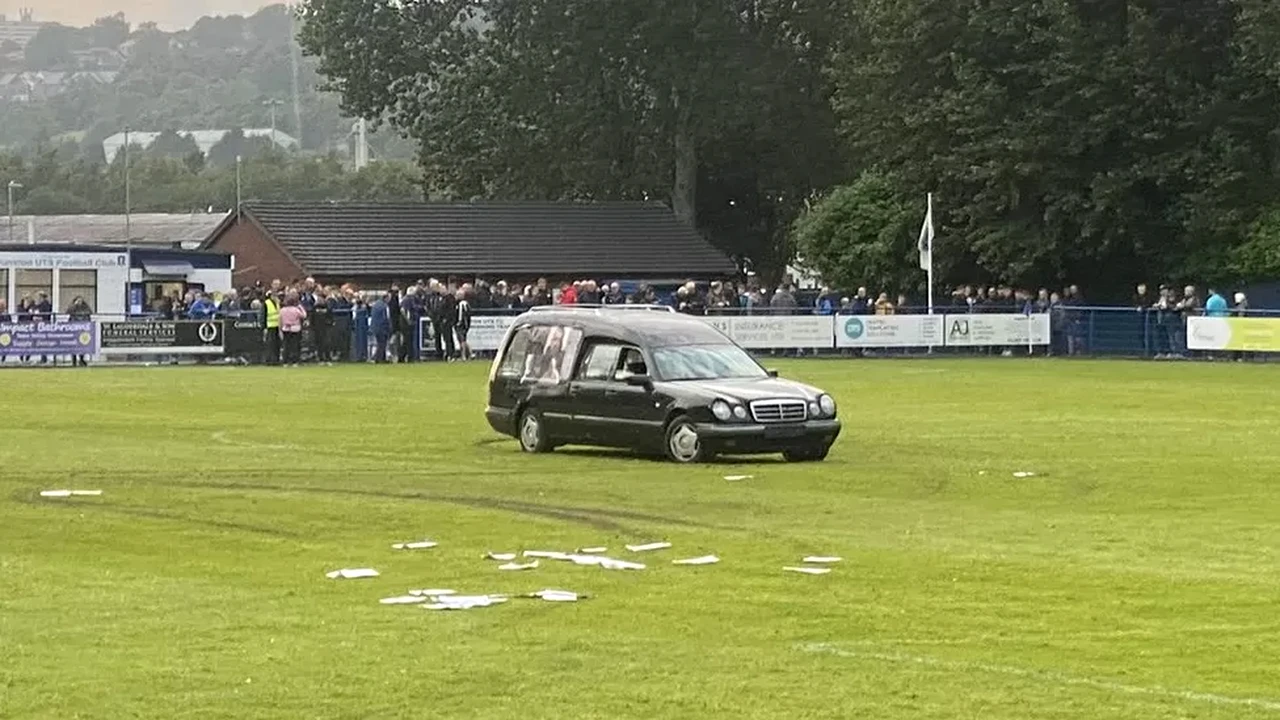 Nu s-a mai văzut niciodată aşa ceva. Scene halucinante în Anglia: au intrat cu dricul pe teren şi meciul s-a terminat. Video