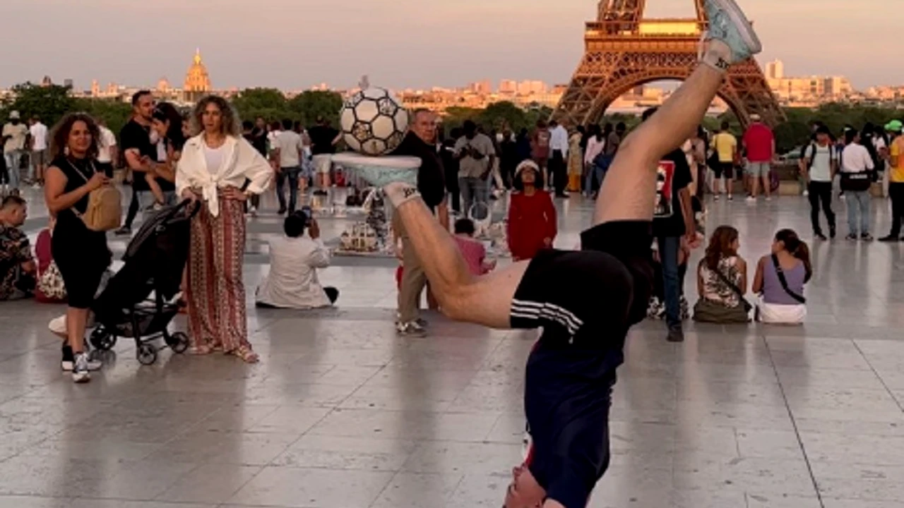 Ce a făcut cu mingea în fața Turnului Eiffel l-a transformat în star pe net. S-a îmbrăcat în tricoul lui PSG și are 600.000 de vizualizări în 24 de ore