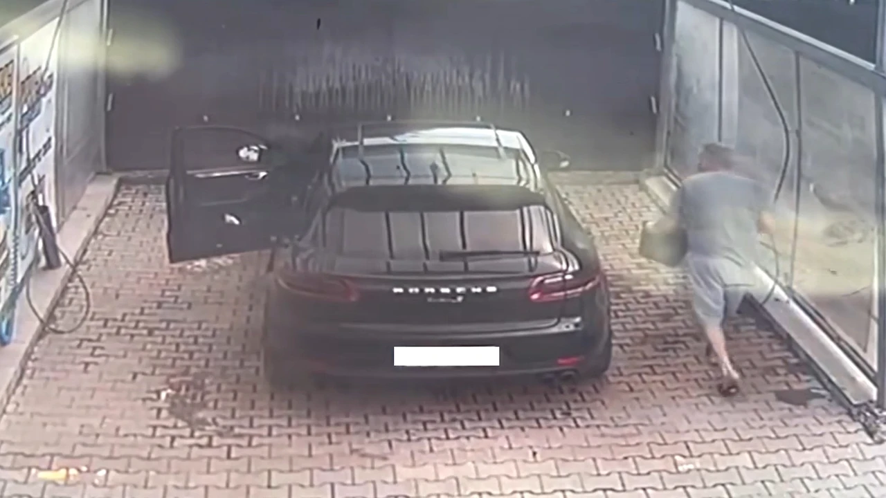 „Așa se face avere”. Ce a furat dintr-o spălătorie auto șoferul unei mașini de sute de mii de euro. Poliția a intervenit imediat: „Avea nevoie”