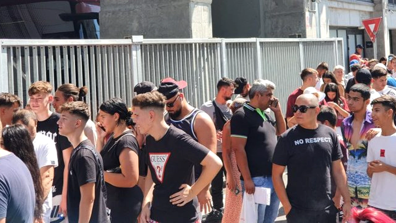 Fierbe Giuleștiul. Cozi uriașe la casele de bilete înainte de derbyul cu Dinamo. Foto