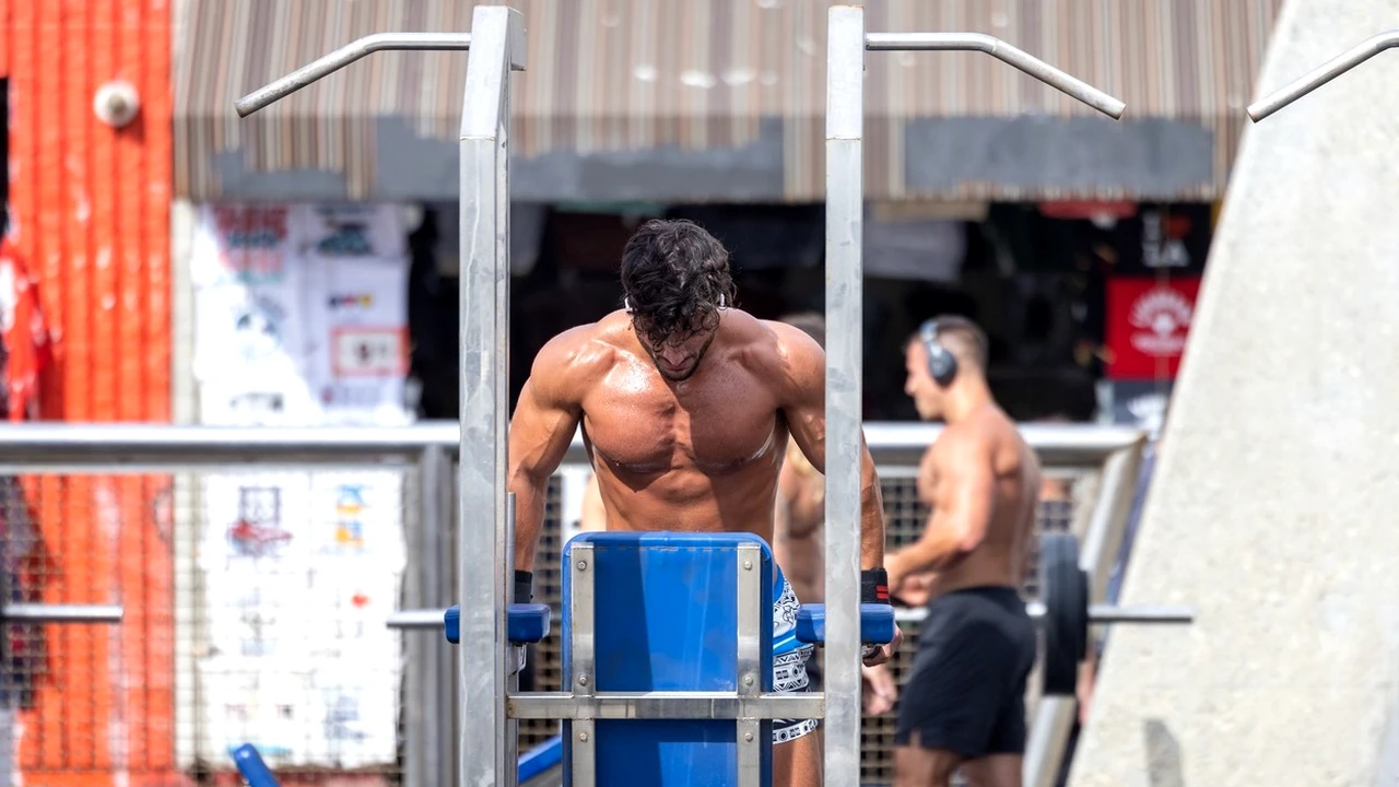 Vedetă nouă în oraș. Cine e Davide, culturistul care s-a antrenat în aer liber și a atras toate privirile: A participat la Love Island