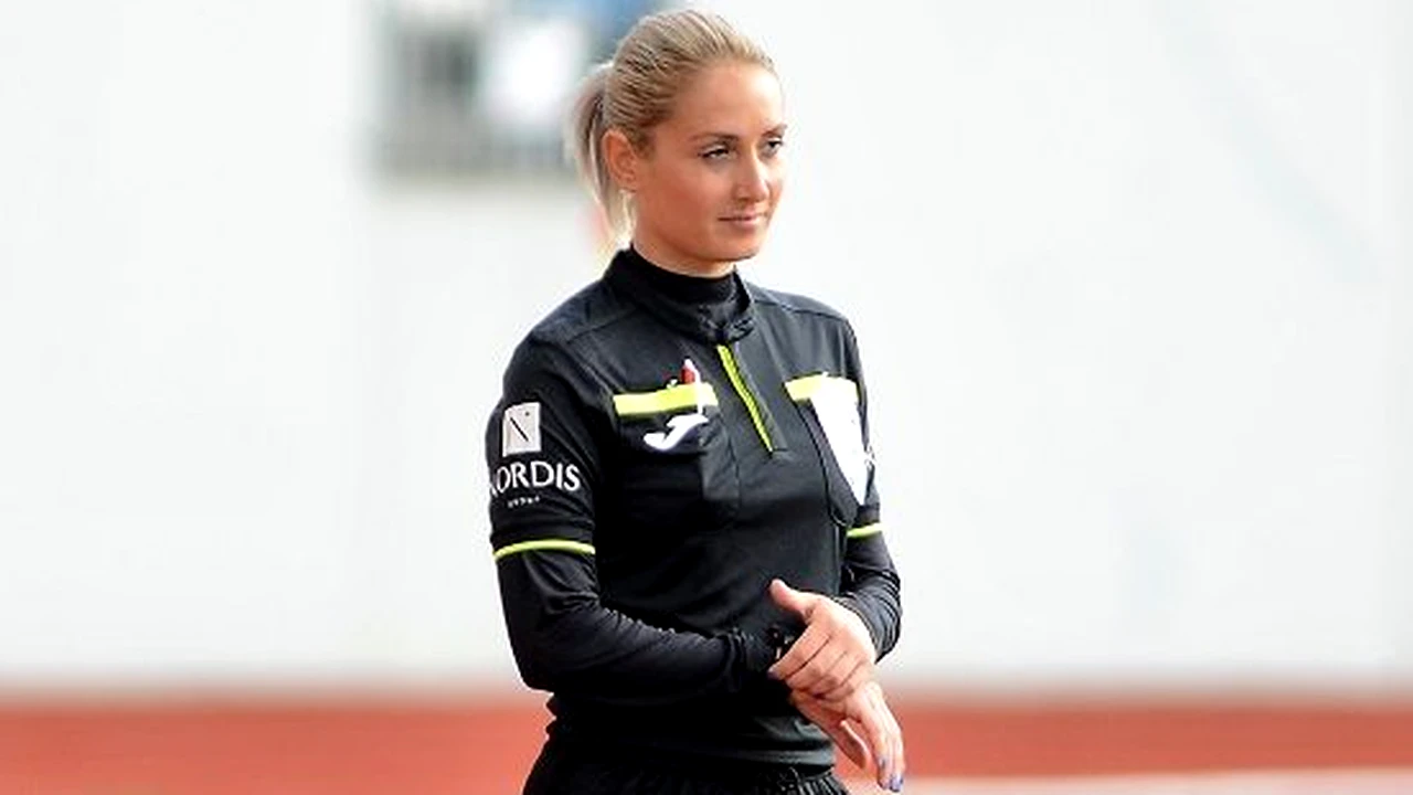 Cine e Ioana Alina Peșu, ”cea mai frumoasă arbitră din România”, care a oficiat meciul Stelei. ”Am fost educată să mă descurc în orice situație”. Galerie Foto