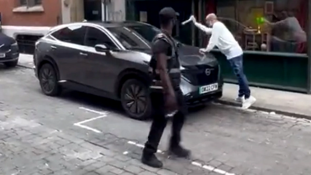 Pep Guardiola a fost amendat pentru că a parcat neregulamentar. Ce i-a spus polițistul. Momentul care a făcut înconjurul lumii. Video&Foto