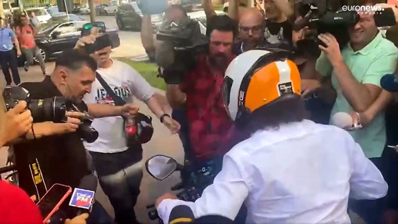 Avem imaginile șocante cu tatăl lui Vlad Pascu: A intrat cu scuterul într-un grup de jurnaliști în fața sediului DIICOT. Așa tată, așa fiu
