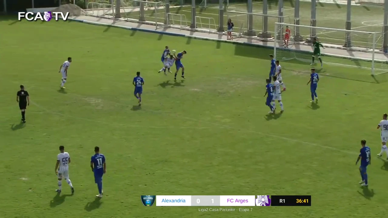 Un jucător dintr-o mie reușește s-o dea așa! E ziua golurilor de senzație în Româna: foarfecă fabuloasă la meciul lui FC Argeș