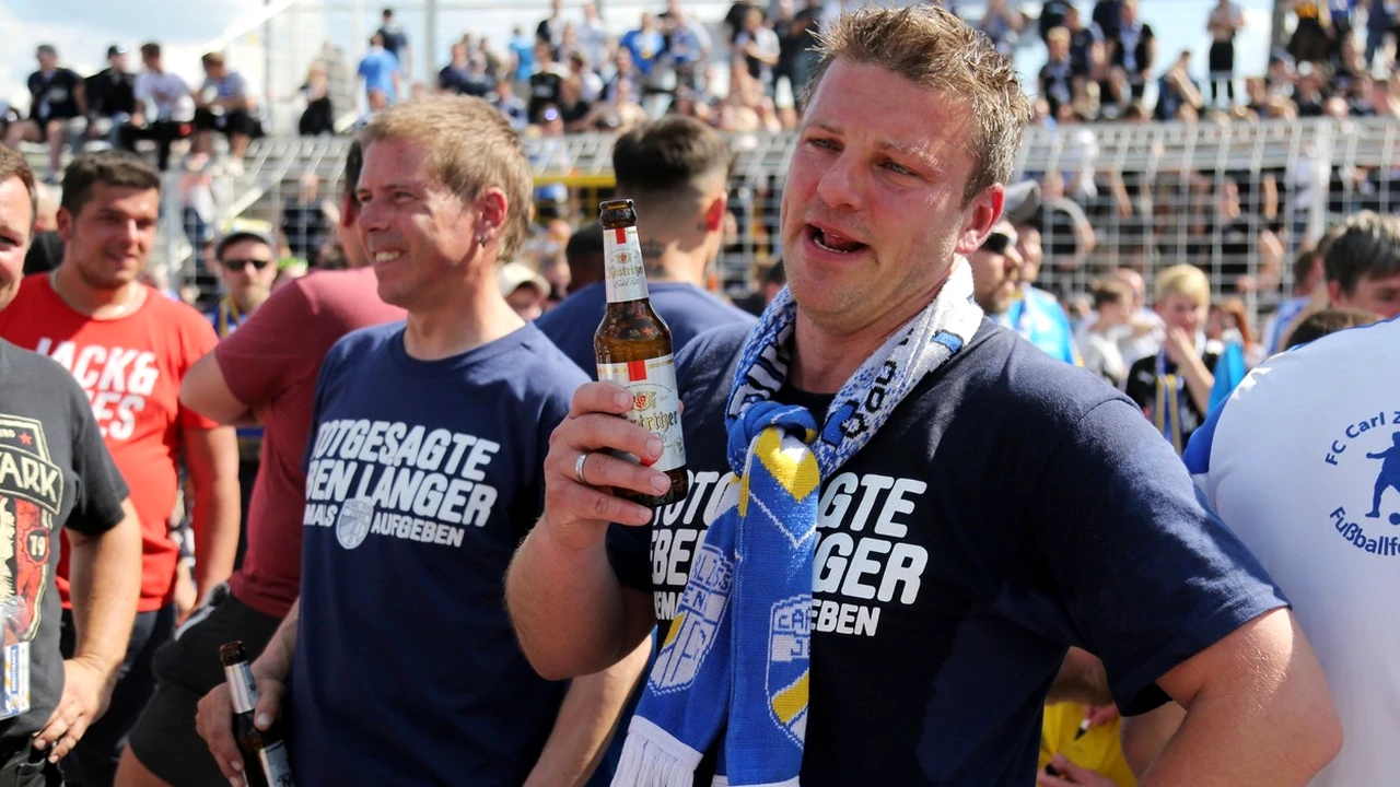 Anunț important despre bere: Se scumpește băutura preferată a suporterilor care văd meciurile la terasă