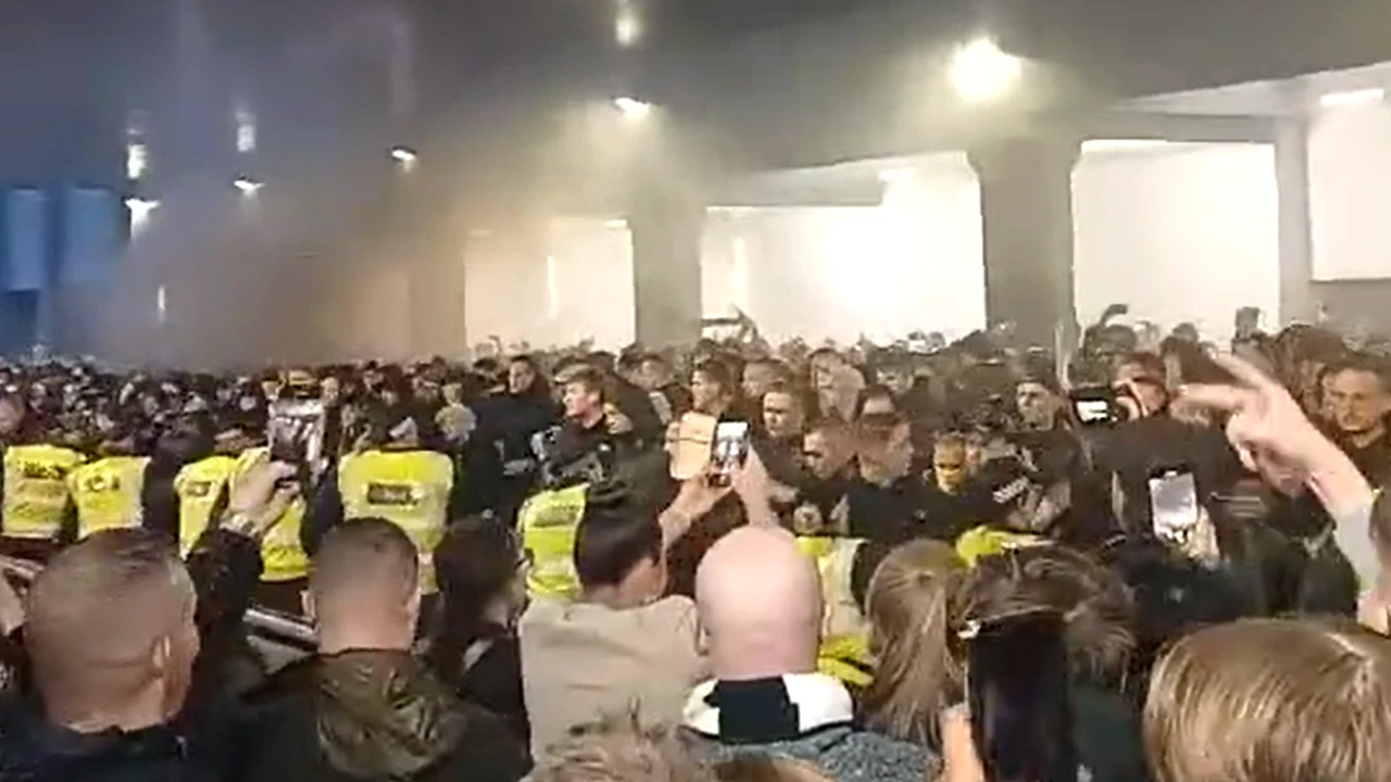 S-au aruncat cu obiecte, jandarmii au intervenit cu greu. Bătaie generală între ultrași înainte de Newcastle – Dortmund