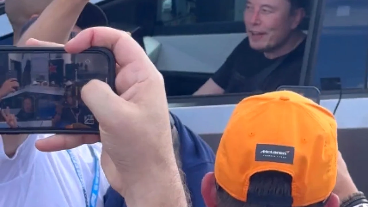 Elon Musk, cel mai bogat om din lume, apariție de senzație la Formula 1. A venit la bordul unui bolid despre care zici că e din viitor