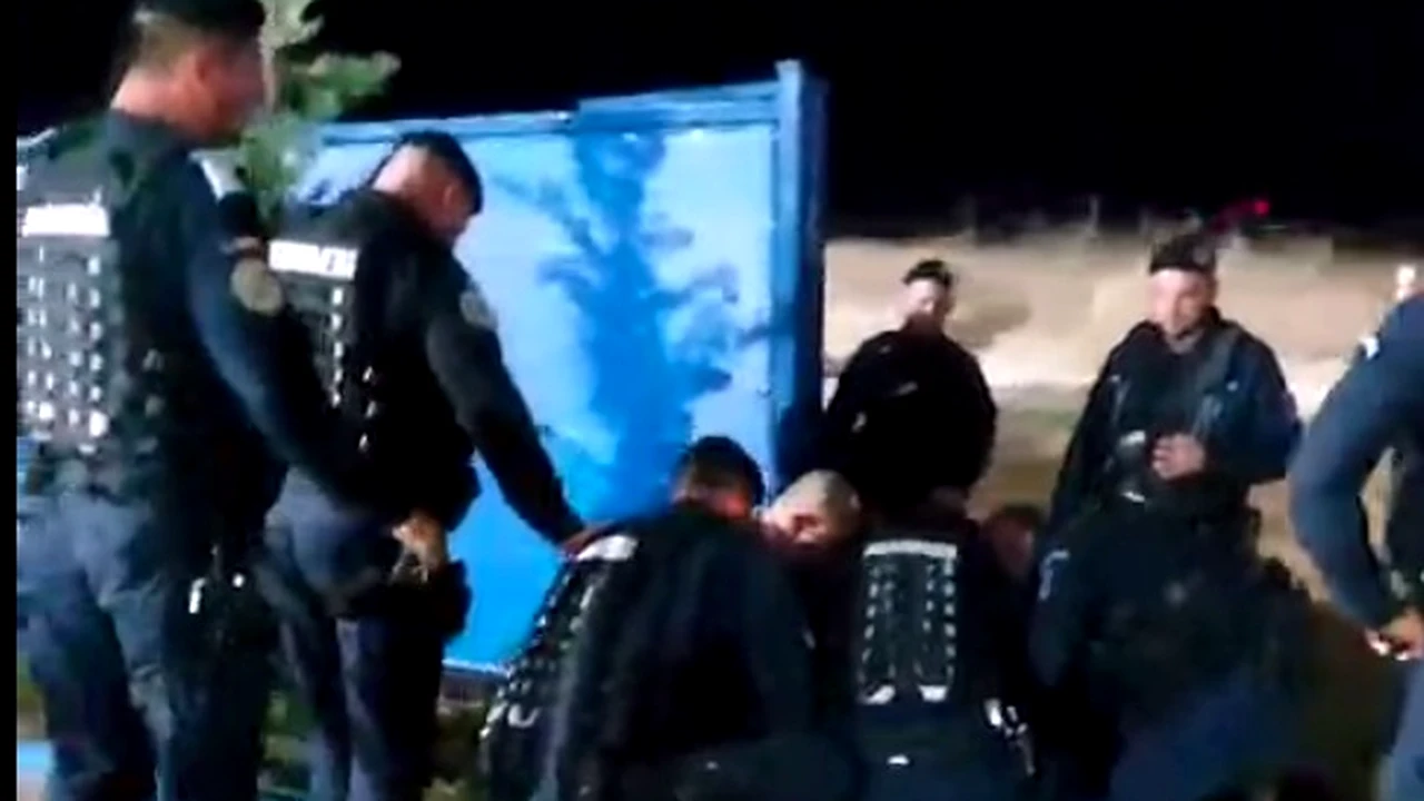 I-au pus cătușele direct pe stadion. Jandarmii au intervenit în forță. Meciul din Superliga cu final total neașteptat