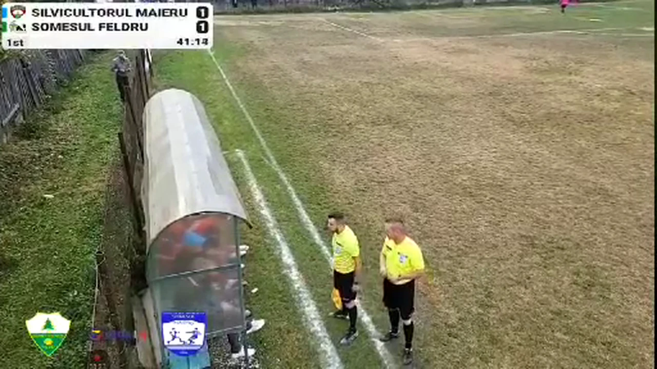 Cea mai tare fază a săptămânii în fotbalul din România. Arbitrul s-a dus spre bancă și a făcut un gest uluitor: „Semințe sau țigări? Mergeți în tribune”