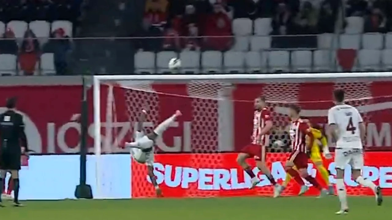 Ar fi devenit unicat. Juvhel Tsoumou, aproape de un eurogol la debutul pentru Rapid. La FCSB și Viitorul nu a ratat. Video