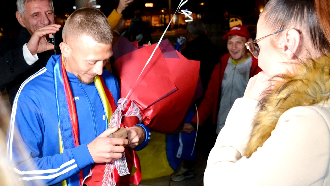 Moment genial cu eroul României de la Mondialul de Minifotbal! Și-a cerut iubita de soție în timpul interviului, în centrul orașului. Video