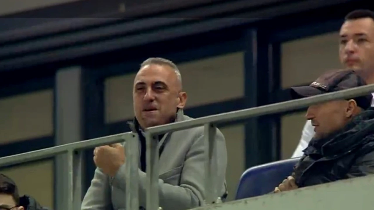 Și-a pus deja mâinile în cap! :) Cum a fost surprins viitorul antrenor al Universității Craiova în tribune la derby-ul cu FCU. Nici n-a început încă munca la echipă