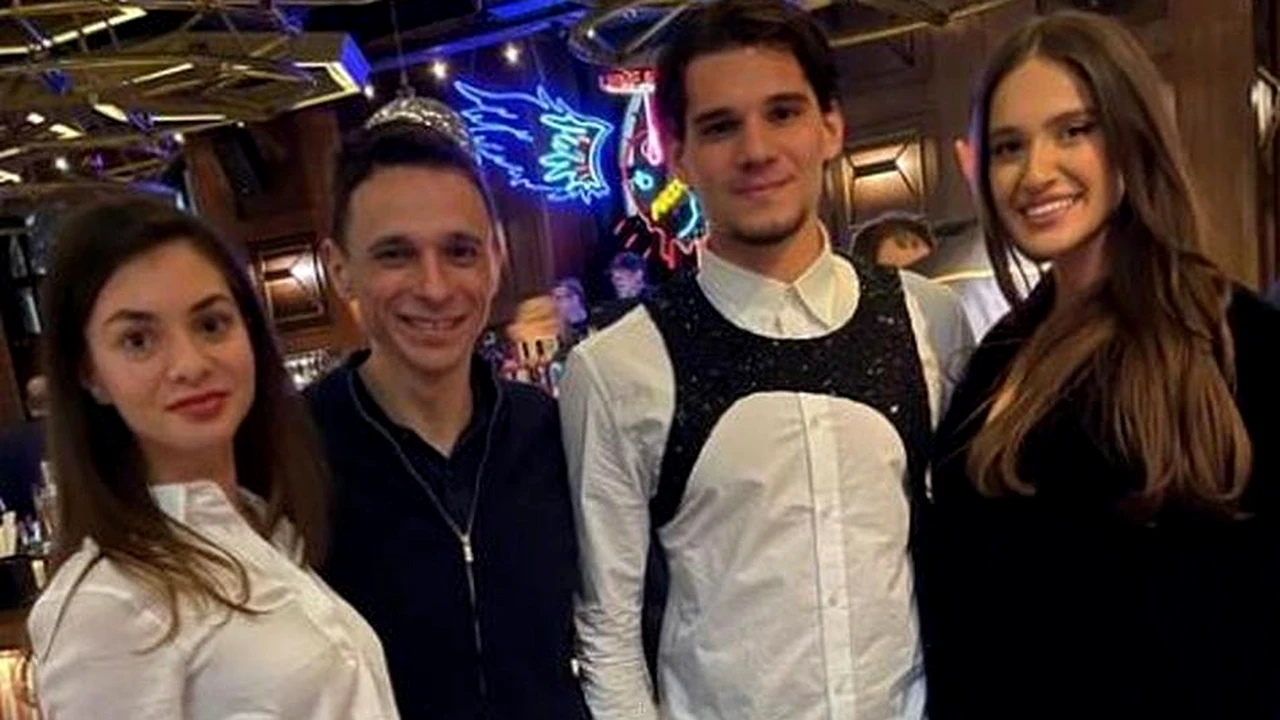 Cât costă cămaşa „ciudată” pe care Ianis Hagi a îmbrăcat-o la petrecerea naționalei. A fost produsă de un brand celebru, iar unii au comparat-o cu un sutien