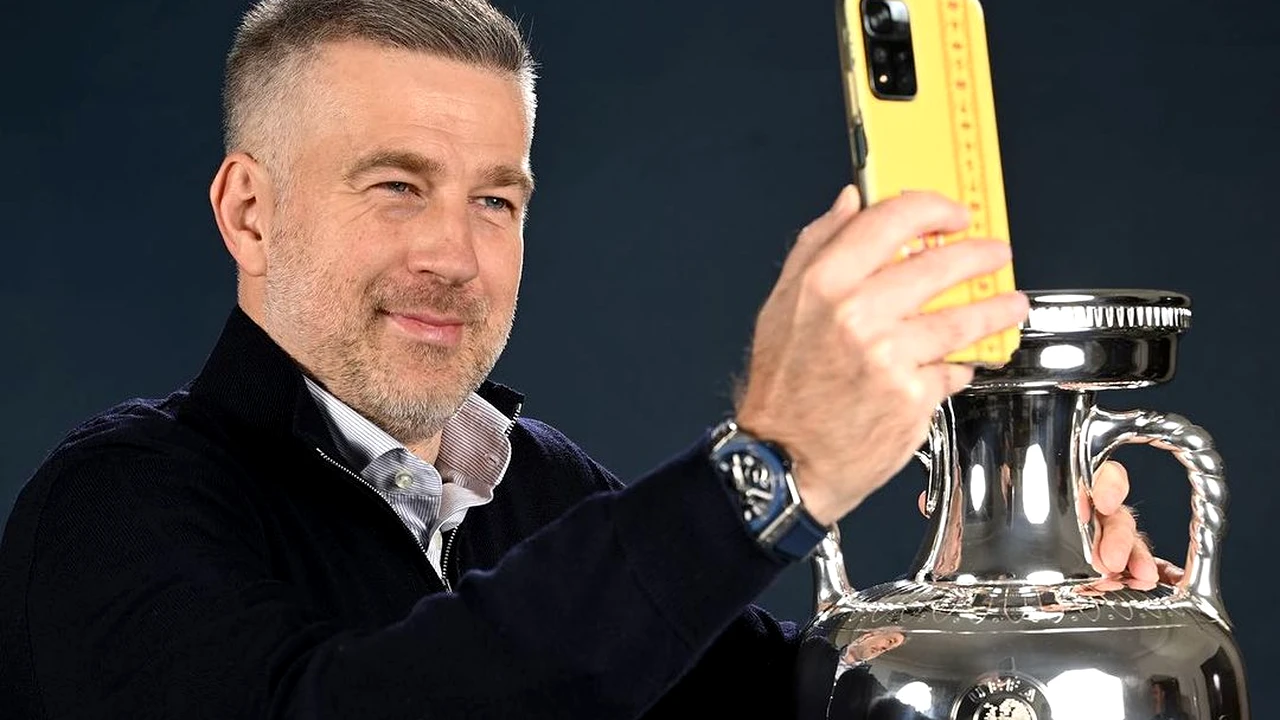 Nu-i așa că-i simpatic? :)) Edi s-a pozat cu trofeul Euro din toate unghiurile și a pus pozele pe net. Foto