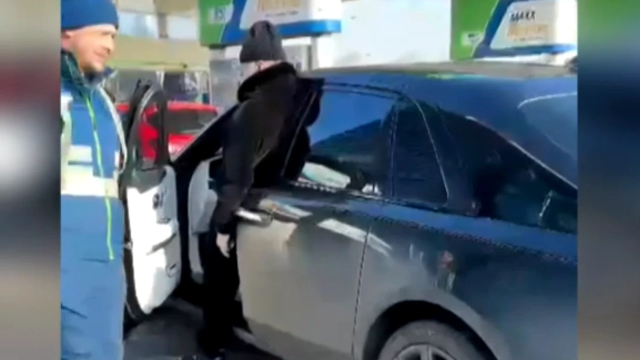 Scene IREALE: Gigi Becali a făcut „pana prostului” la câțiva metri de benzinărie! A rămas fără benzină la volanul mașinii de 500 000 de euro și a împins-o până la pompă