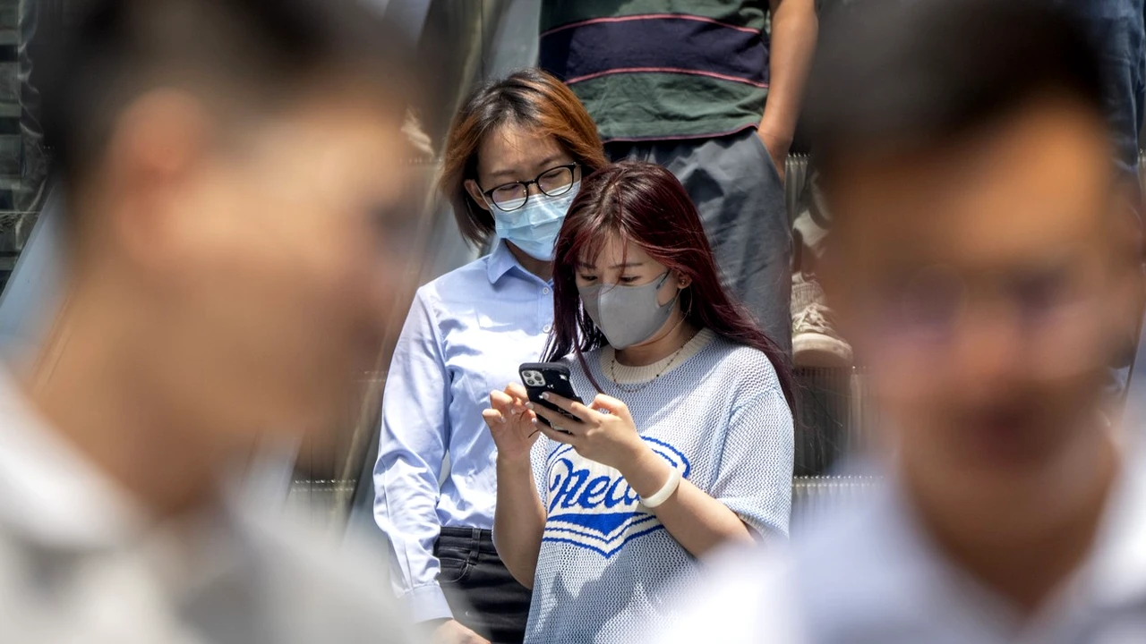 Masca redevine obligatorie! Unde a fost luată această măsură și ce sancțiuni riscă persoanele care nu respectă regula