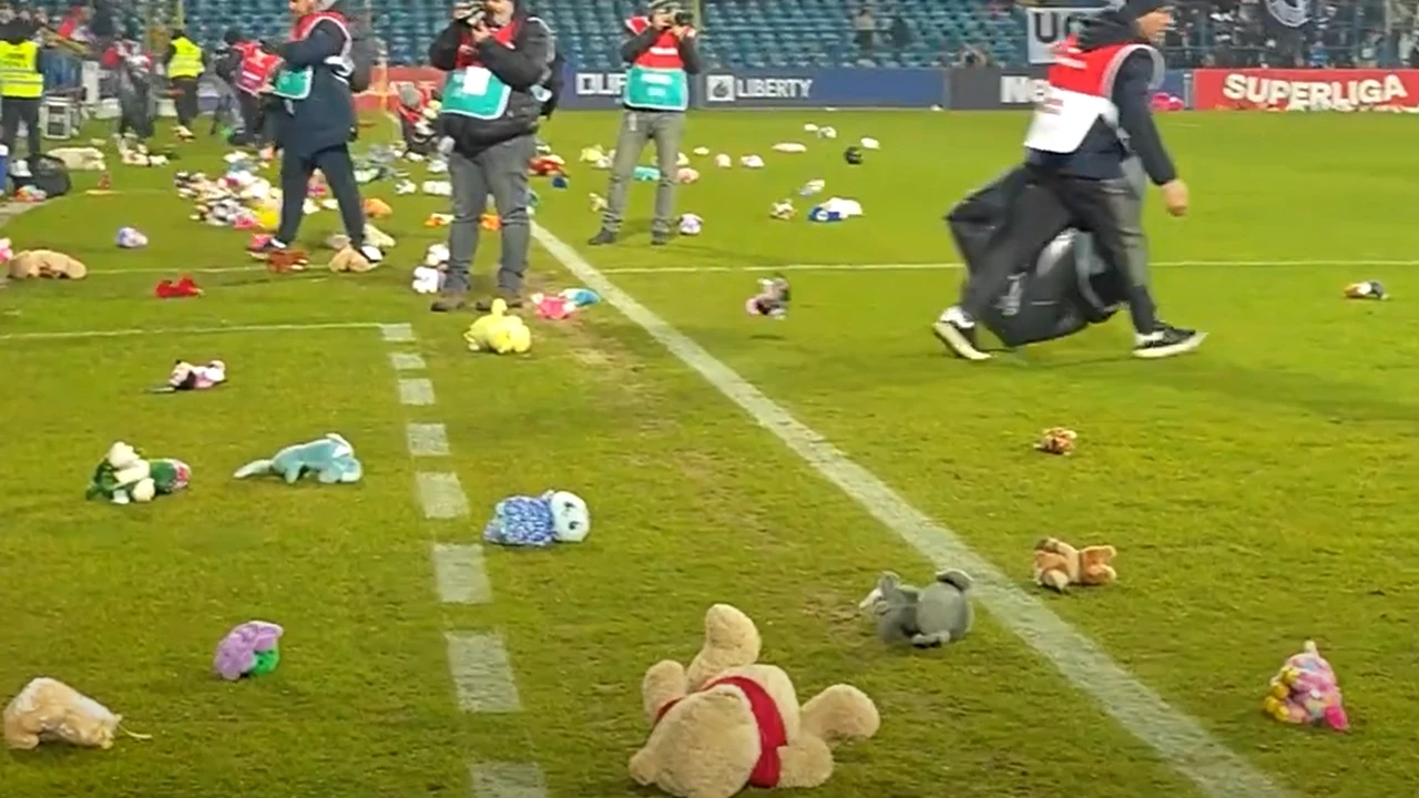 Mii de jucării donate la Oțelul – Sepsi. Suporterii de la Galați, gest superb înainte de Crăciun. Video