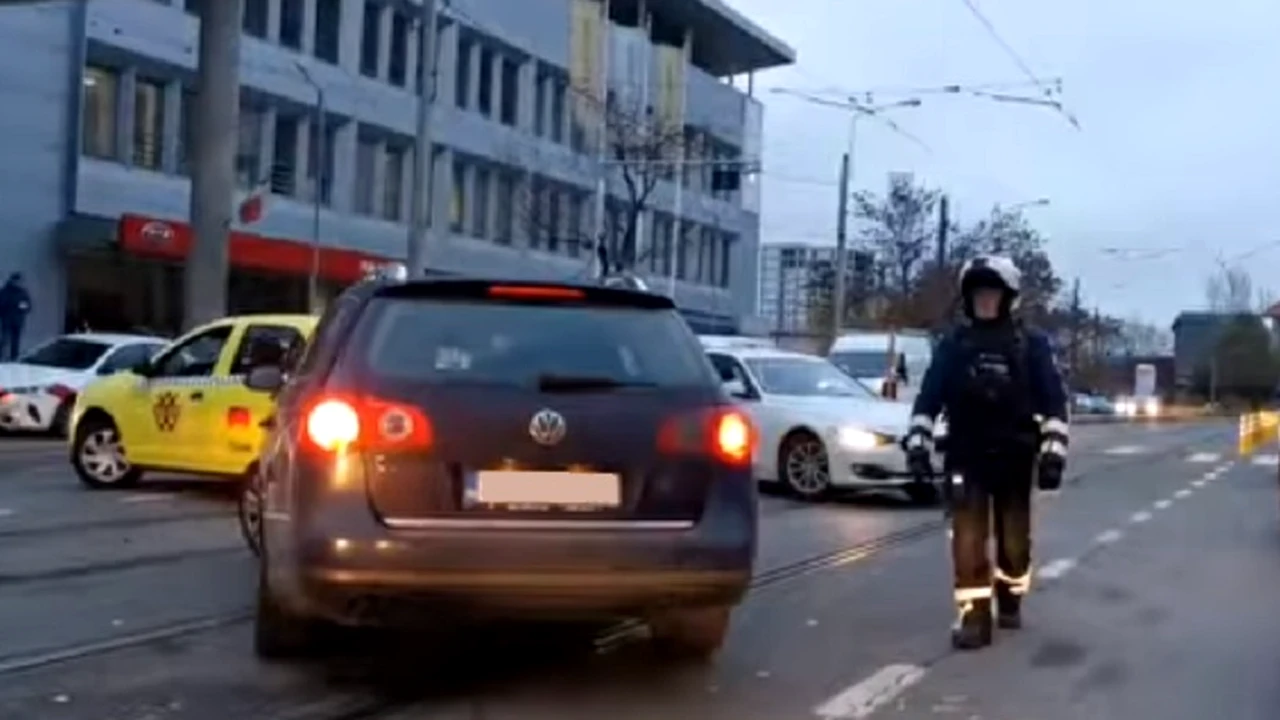 Videoclip viral cu un polițist de la Rutieră! Ce le-a făcut șoferilor care au vrut să depășească o coloană de mașini: „Bravo, ești eroul zilei”