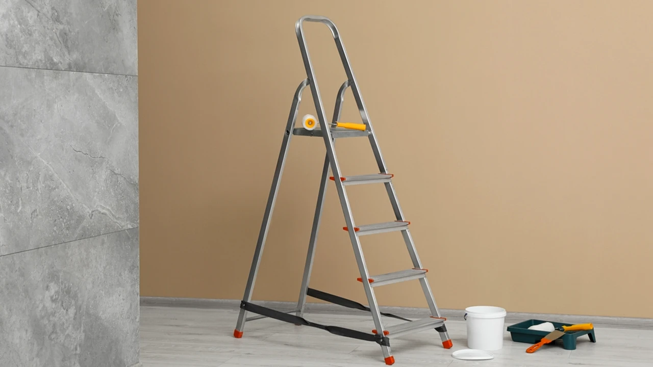 Utilizarea scărilor pliabile: Un ajutor de nădejde în proiectele DIY de Acasă