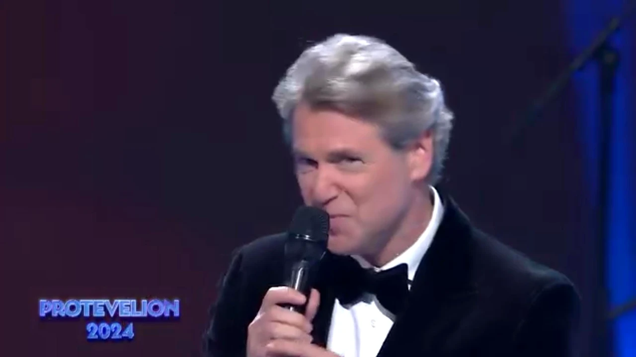 Răducioiu, apariție şoc de Revelion. A cântat în italiană cu Andreea Marin şi a lăsat pe toată lumea mască. Video