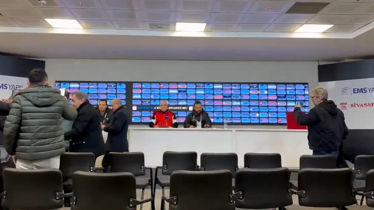 Șumudică, umilit în Turcia. Jurnaliștii s-au ridicat și au plecat de la conferință. Antrenorul român a rămas mască. Video