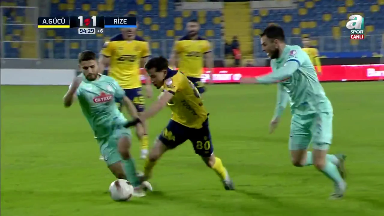 Fază scandaloasă în Turcia la penalty-ul scos de Moruțan! Românul a faultat în careu, dar tot el a primit 11 metri! Fanii au luat-o razna. Video