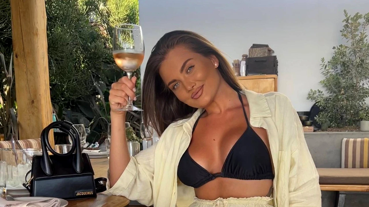 Pariu că nici din o mie de încercări nu ghicești meseria acestei tinere? Indiciu: Are clipuri cu milioane de vizualizări pe net