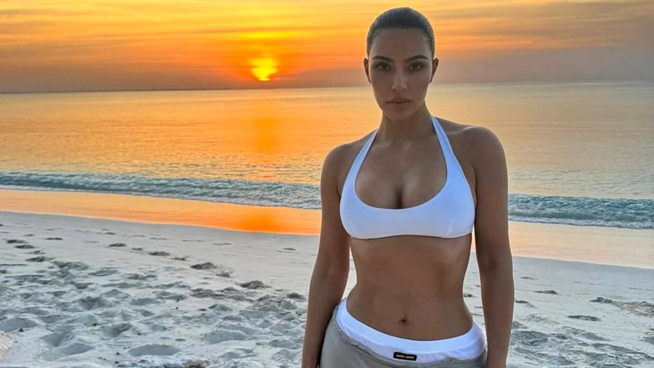 Senzație la malul mării! Khloe și Kim Kardashian au atras toate privirile cu formele lor rubensiene