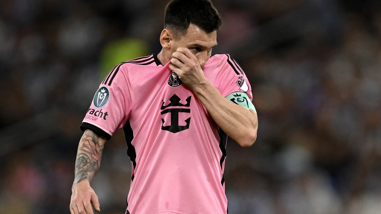 Ibrahimovic sare în apărarea lui Messi: ”Colegii lui aleargă de parcă ar căra saci cu ciment”