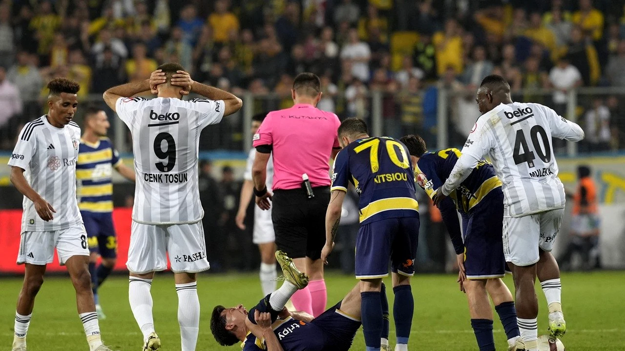 Olimpiu Moruțan a fost scos pe targă și ar putea rata Euro 2024! Vești sumbre pentru Edi Iordănescu