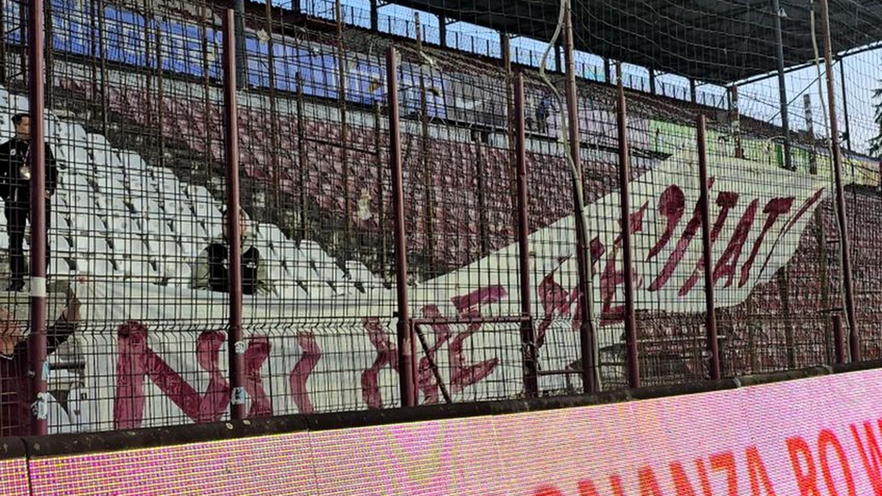 Mesajul apărut în locul unde ar fi trebuit să se afle galeria Rapidului, la meciul cu CFR Cluj. Foto