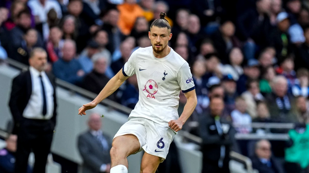 Dezvăluiri suprinzătoare despre Radu Drăgușin. Ce se întâmplă cu fundașul român la Tottenham? Florin Manea face o declarație-șoc: „Luăm în calcul oferta!”