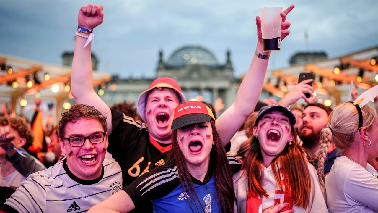 Sute de mii de oameni în fanzone-ul din Berlin. Poliția a blocat accesul. Mai devreme, un dispozitiv periculos a fost găsit